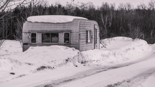 aiiaiiiyo:  Travel Trailer: Been sitting here alongside a dirt road for over a decade [OC][1600 × 900] Check this blog!