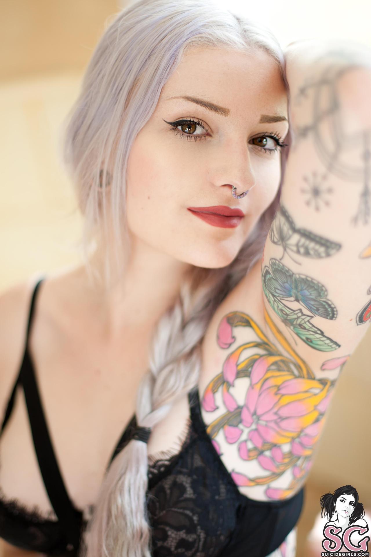 past-her-eyes:  Vehera Suicidevehera.suicidegirls.comLink to South African SuicideGirls