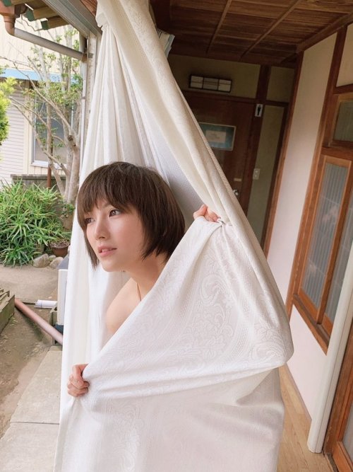 always-loved-a-film:  岡田 奈々さんのツイート: 6月13日発売の 『 blt graph 』さんの 撮影と取材をしてまいりました 🐟🌼 とってもたのしくて 笑いに溢れた現場となりました 🥰 発売おたのしみに