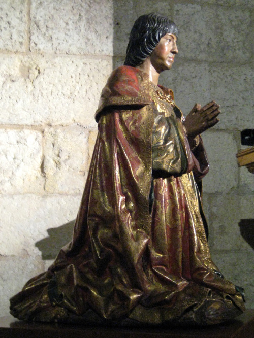 Praying statues of Isabella of Castile and Ferdinand of Aragon in Capilla Real of Granada by Felipe 