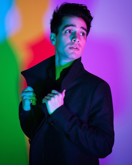 twentysecondspanic:I love his Buzzfeed photoshoot so much & I love him so much.