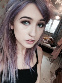 sushiflavour:  hells-cuties:  sushiflavour:  Shlurple the purple  ♡alternative gals♡  Haha no way I’m on my own dash I look so different here man 