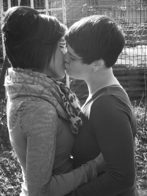 jannahannah:  Katrina (left) and Olivia (right) are very good friends of mine. They’ve been together for about 13 months now and even though Olivia has left for basic training in the army they won’t let their love for each other die! They will not