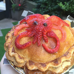 lettingthewaterholdmedown: trnsatlanticfoe:  archiemcphee:   Cthulhu fhtagn, lets have some tarts! One of our favorite geektastic bakers, thePieous (previously featured here), created a mouthwatering recipe for Strawberry Cthulhu Pie Toppers and Tarts.