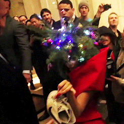 ladyxgaga:  Gaga helps a paparazzi pick up his shoe which he lost while photographing