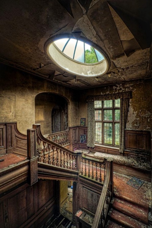 fuckinmiki:  Abandoned manor.
