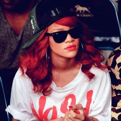 dontcha just love pics of rihanna when she has red hair? 8)