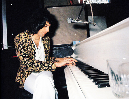 soundsof71:Queen rehearsing A Night At The Opera at Ridge Farm, summer 1975, via queenphotos