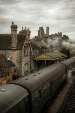 worldwaits:Steam train near Corfe Castle, England