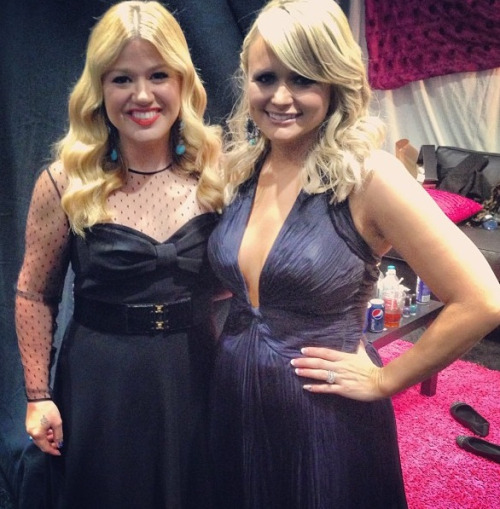 everybodyssgotadarkside:  Kelly and Miranda at the Grammys.