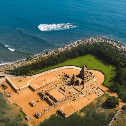 #ShoreTemple, situated by the serene end of Bay of Bengal, features an amazing artistic grandeur! Bu