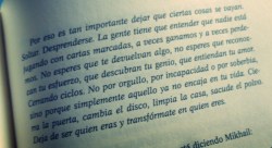 caleidoscopiodemilcolores:  lejos la mejor parte del libro ^^por eso es tan importante dejar que ciertas cosas se vayan. Soltar, Desprenderse. la gente tiene que entender que nadie esta jugando con cartas marcada, a veces ganamos y a veces perdemos. No