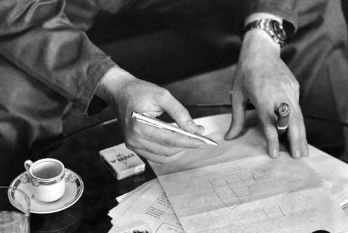 twixnmix:Che Guevara photographed by René Burri in his office, 1963.