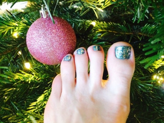 feetgirly94:  Christmas toes 