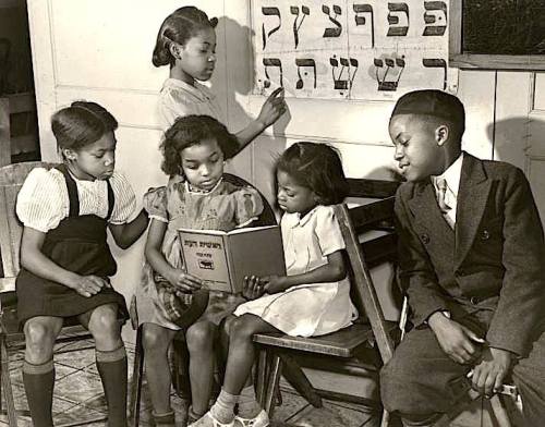 bastardkeaton:African-American Jewish children, Harlem, 1940.