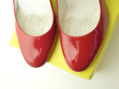 Absorbent white insoles of a rare model of Virgin Air stewardess heels
