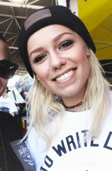 awjennamcdougall:  Jenna McDougall + random fan's photo 