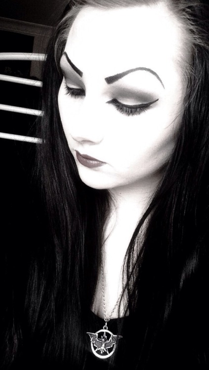 welcometothestrangee:  Finally I have time to do some nice makeup and try on my new sunnies! 👻👻💀