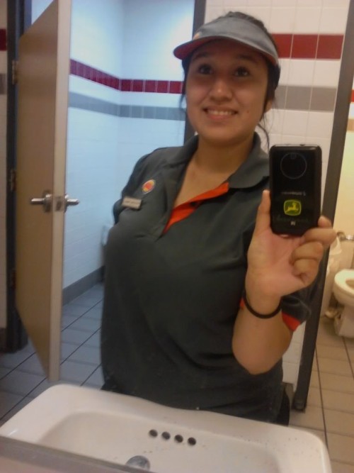 webcams-hispanas:  Linda Burger King latina con GRANDES WHOPPERS!