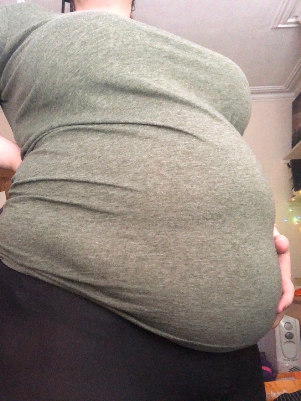 feed-me-feedee-deactivated20200:i literally ate an hour ago and my belly still feels