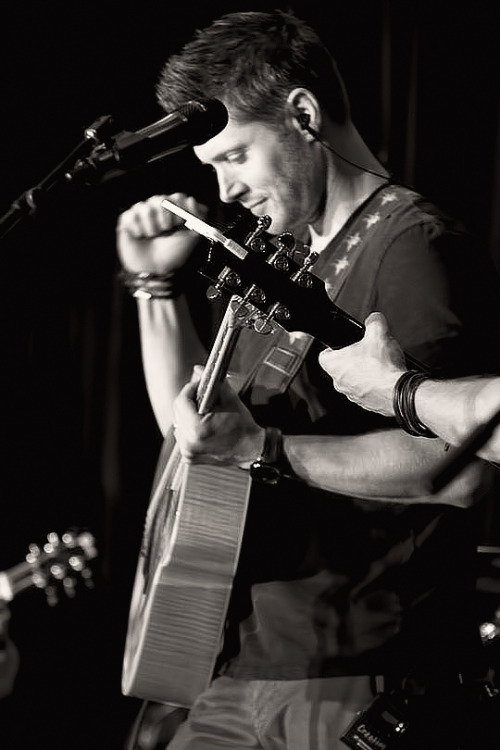 acklesjensen:   Perfection on Stage↳ Jensen Ackles - VanCon 2015 (x)   