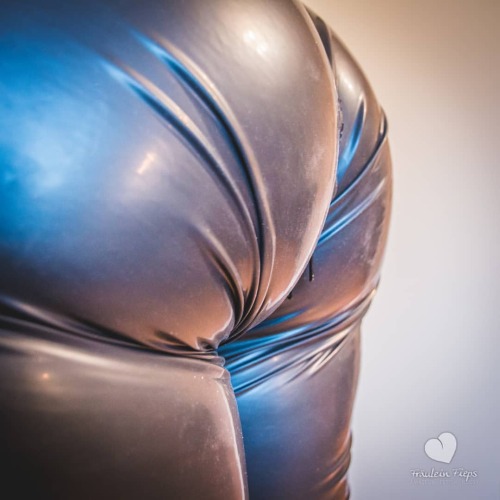 is that art yet? anyway, guess the bodypart. hint: theres a zipper in between #latex #leggings #rubb