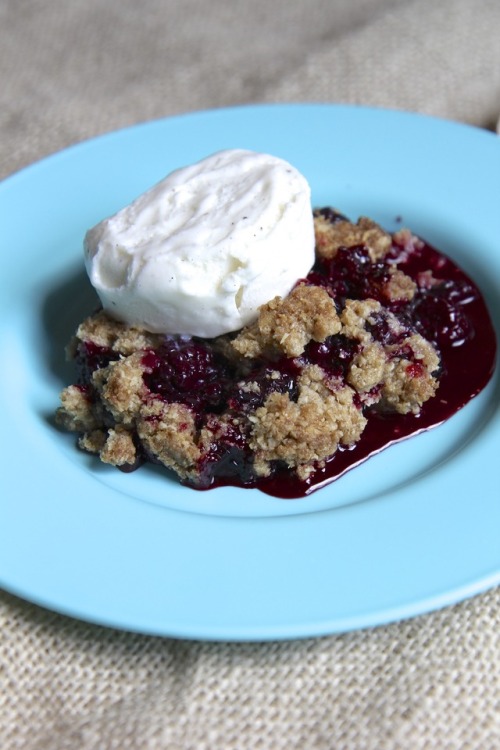 foodffs:  Classic Blackberry CrispFollow for recipesGet your FoodFfs stuff here