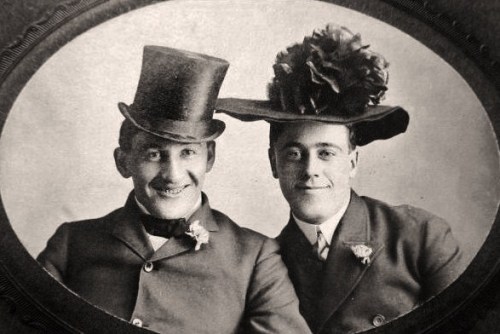 What a splendid hat! The voluminous ruffles! It has certainly caused genuine amusement for this pair