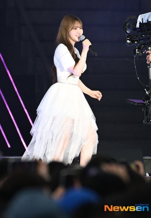 Chaehyun performing IU&rsquo;s &lsquo;Strawberry Moon&rsquo; at Dream Concert