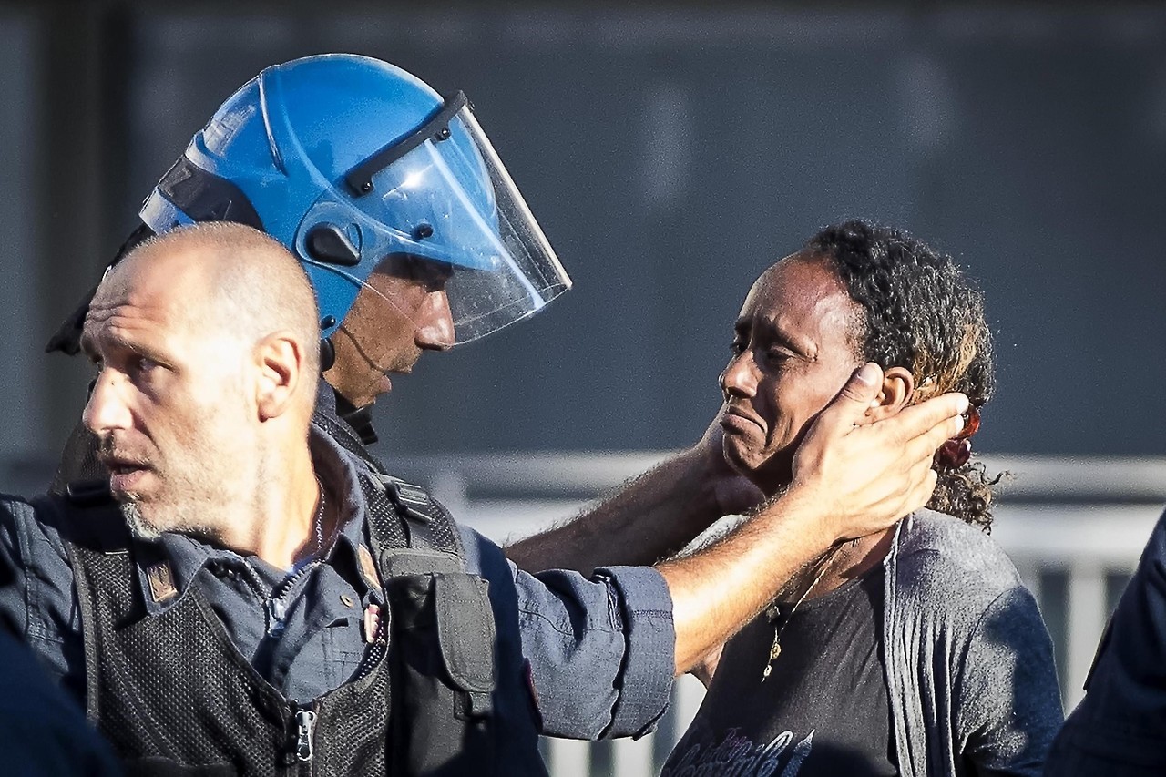 ASILADOS Y DESALOJADOS. Un policía consuela a una mujer mientras un centenar de inmigrantes protestan en la plaza de la Independencia en Roma, Italia, tras haber sido desalojados hace cinco días de un edificio ocupado principalmente por solicitantes...