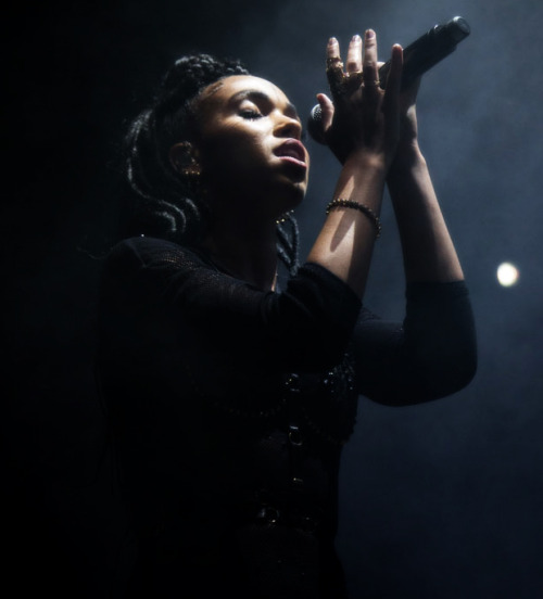 luvtahliahcom:  10x Photos of FKA twigs in Auckland, New Zealand at Laneway Festival January 26th. Make sure to follow @DailyFKA on twitter. I upload on there first everyday. 