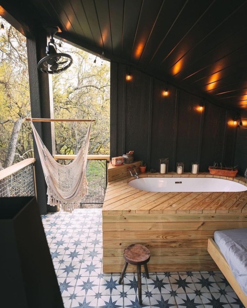 happygetlucky17: lilbitsavages: utwo: The Treehouses at HoneyTree FarmFrediricksburg Texas© HoneyTre