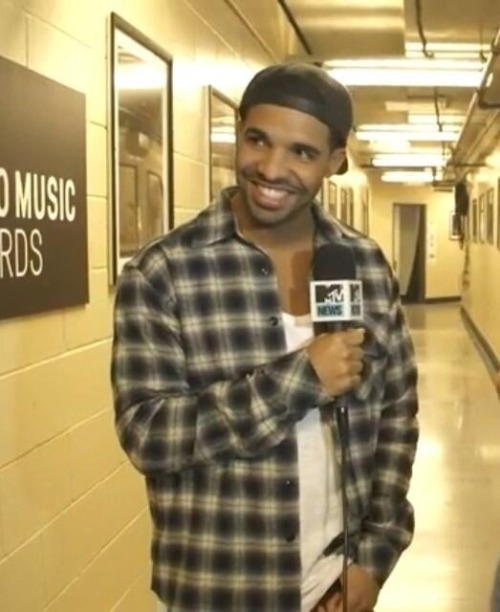 champagnewithpapi: Drake should always wear flannel