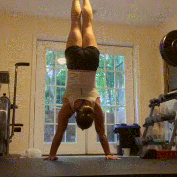 crossfitters:  Gretchen Kittelberger: Accumulating 10 press to handstands from straddle