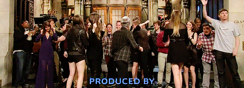 itsmyhaimyo:danielle haim being adorable during the snl credits