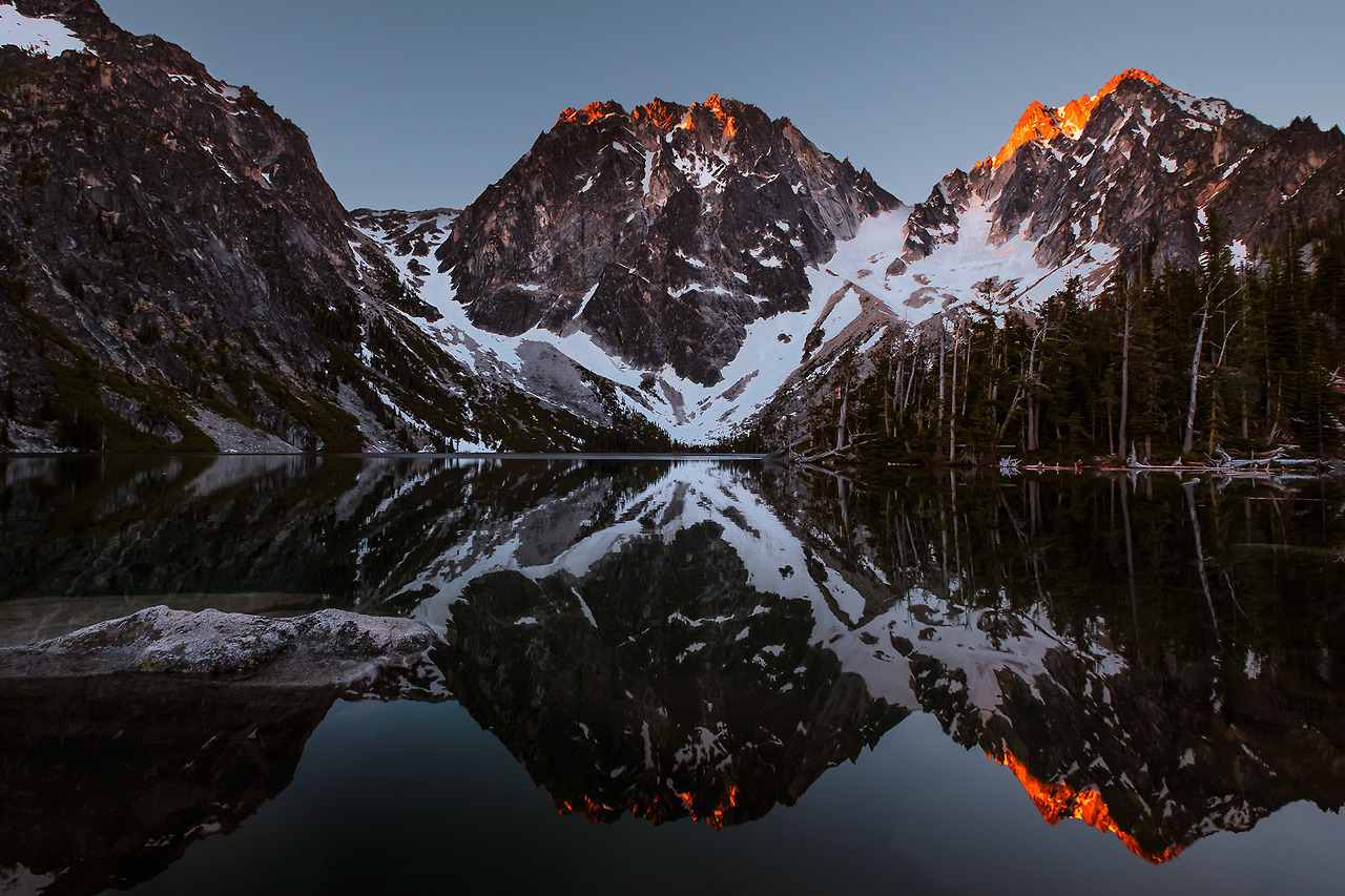 First light on Dragon Tail Peak and Colchuck Peak, Washington [OC][1800x1200] via /r/EarthPorn http://ift.tt/2udUqNU