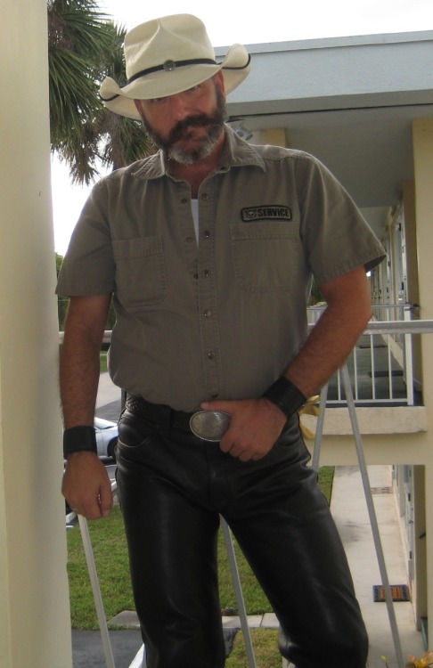 December 8, 2009.  Playing around with a blue collar leather look.  Not many shoots where 