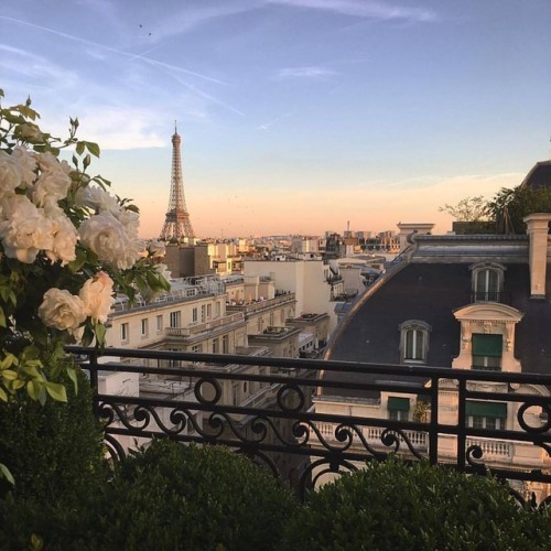 Je ne cesse de penser à toi..#Wanderlust #ParisMonAmour #MadmoiselleMoNiLovesParis #Paris #CityView 