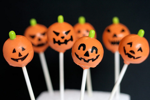 arp–87:  sixpenceee:  Adorable halloween themed cake pops found here. Be sure to