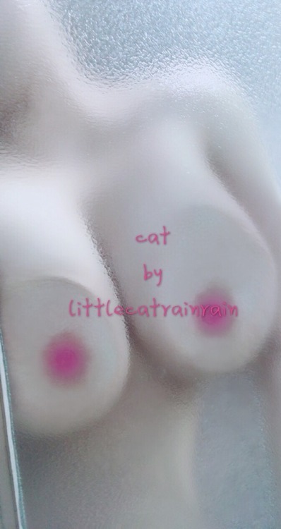 littlecatrainrain: 洗澡時把胸部壓在玻璃上 都壓扁變形了 冰冰的玻璃害雨兒奶頭翹得高高的 摩擦著 奶頭好有感覺..想被主人用熱熱的舌頭吸舔… 在用嘴唇把雨兒的騷奶頭拉長.. 淫奴兒的