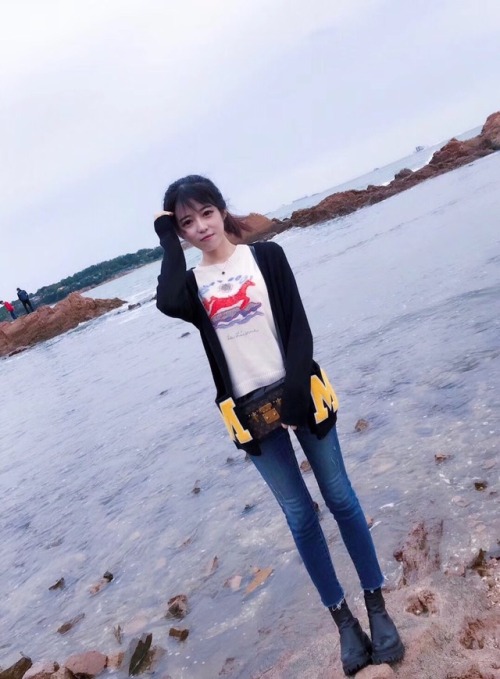 又好久没发我妈照片了 有想把我妈的双腿扛在肩上的吗 欢迎转发扩散 私信我有更多