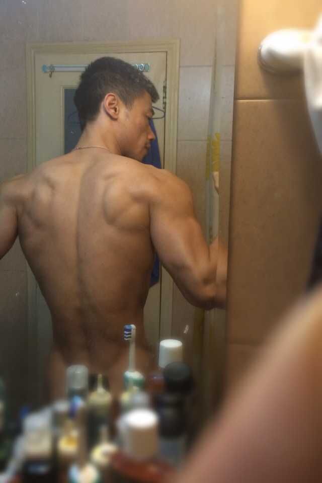 mantop10691:  微博上擁有圓月彎刀大粗屌的腹肌名媛..彪彪彪學長又開始使壞了…