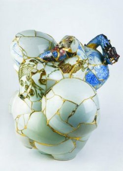 psycholeptic:  20aliens:  Yee Sookyung  Translated VaseCeramic trash, aluminum bar, epoxy, 24K gold leaf2002 / 2006 - 2011I took ceramic trash from a ceramic master who reproduces old Korean ceramics such as Joseon Baekja or Celadon. After baking in a