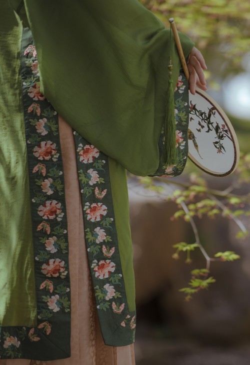 ziseviolet:“Spring Scenery/春色” Spring 2020 Hanfu collection by Liuxian Shuge/六仙书阁. I absolutely love