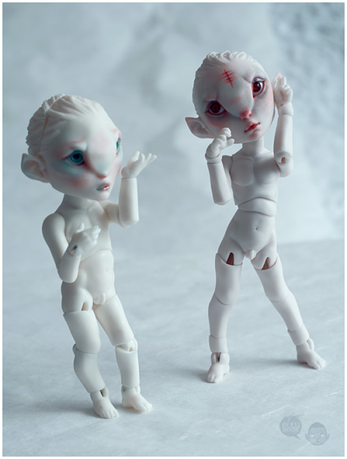 bluoxyde:  A couple more pictures of the two chibis~ I’d really love to paint some different faces on different resin colors, there are so many things I’d want to do with this sculpt: a gargoyle, a laboratory mouse, a unicorn, an orc, a lion cub, a