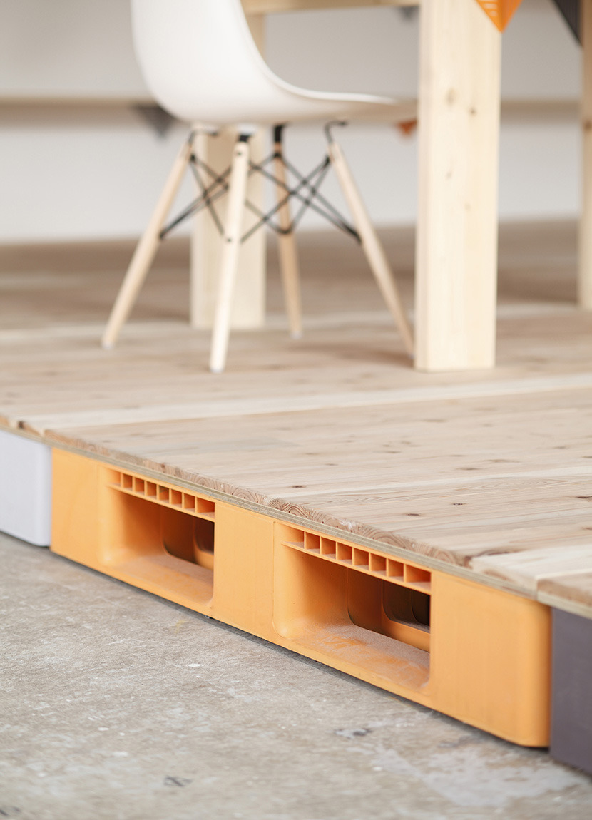 Plastic palette raised floor / プラスチックパレット ｜ OA floor consists of the plastic palette units covered with the wood panel. Cables to every direction are concealed in the units by passing through that. We can use it by taking cables from the inspection...