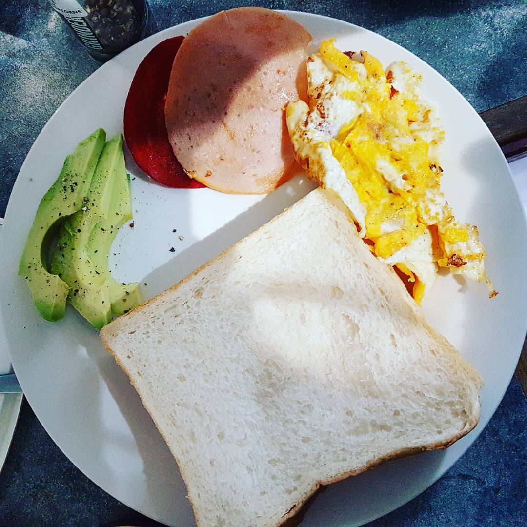 Breakfast for the hubster - garnished with a little sunshine!
.
.
#brekkie #breakfast #australiansun #aussiebreakfast #salami #avocado #loveavocado #avo #chickensalami #beefsalami #poachedeggs #blackpepper #pinchofsunshine #sunshine #goodmorning...