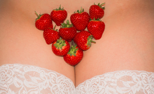 iamacamera100:Strawberries for WimbledonYummy