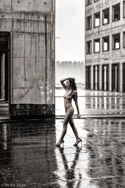 nicenudephotos:  rainy day by ZeleiPeter