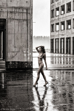 500pxpopularnude:  rainy day by ZeleiPeter